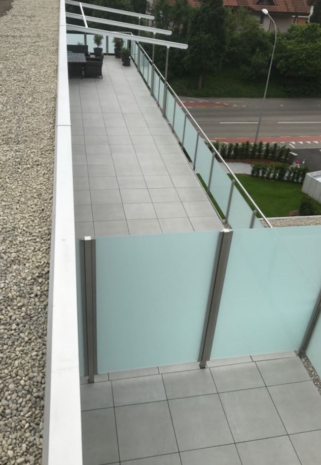 Flachdach Keramiplatten, Zementplatten von Kämpfer Bedachungen, Grenchen im Bezirk Lebern, Kanton Solothurn